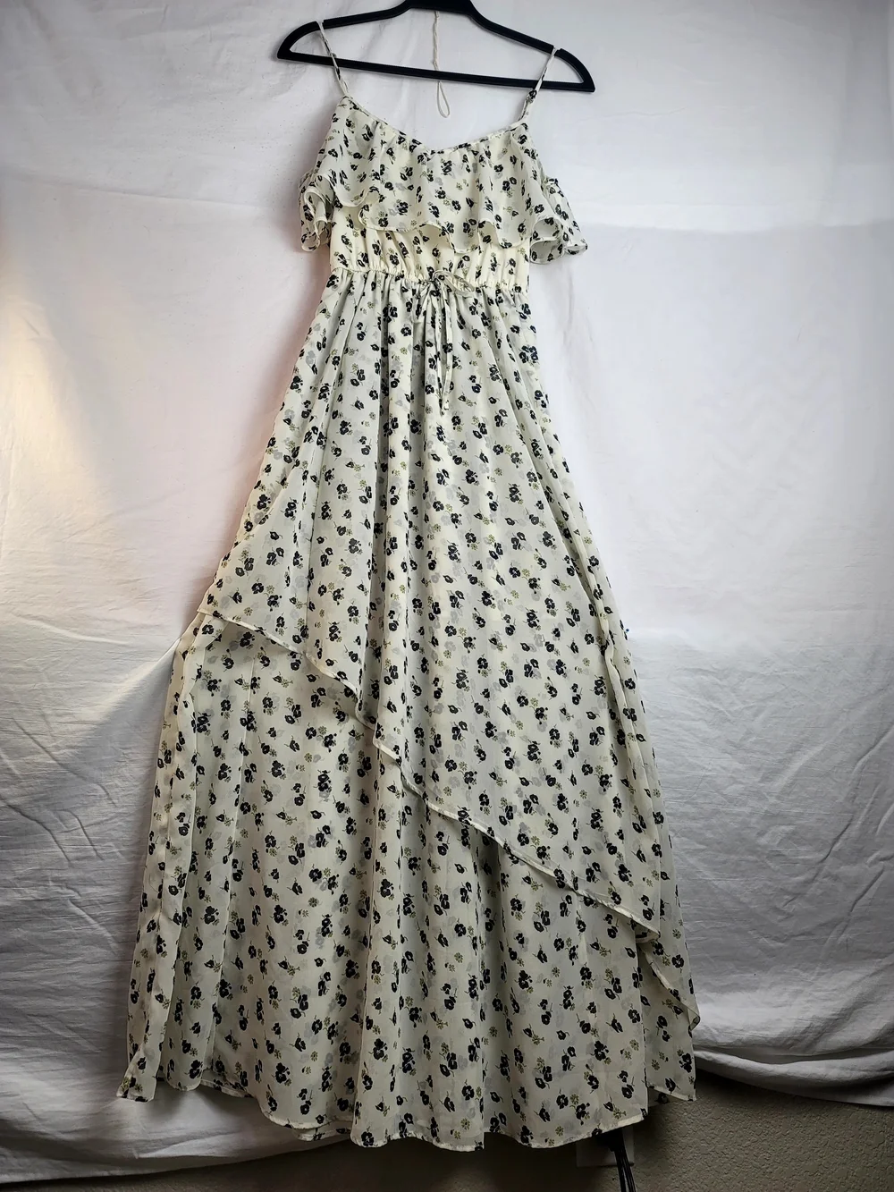 Abercrombie & Fitch flowy cream
